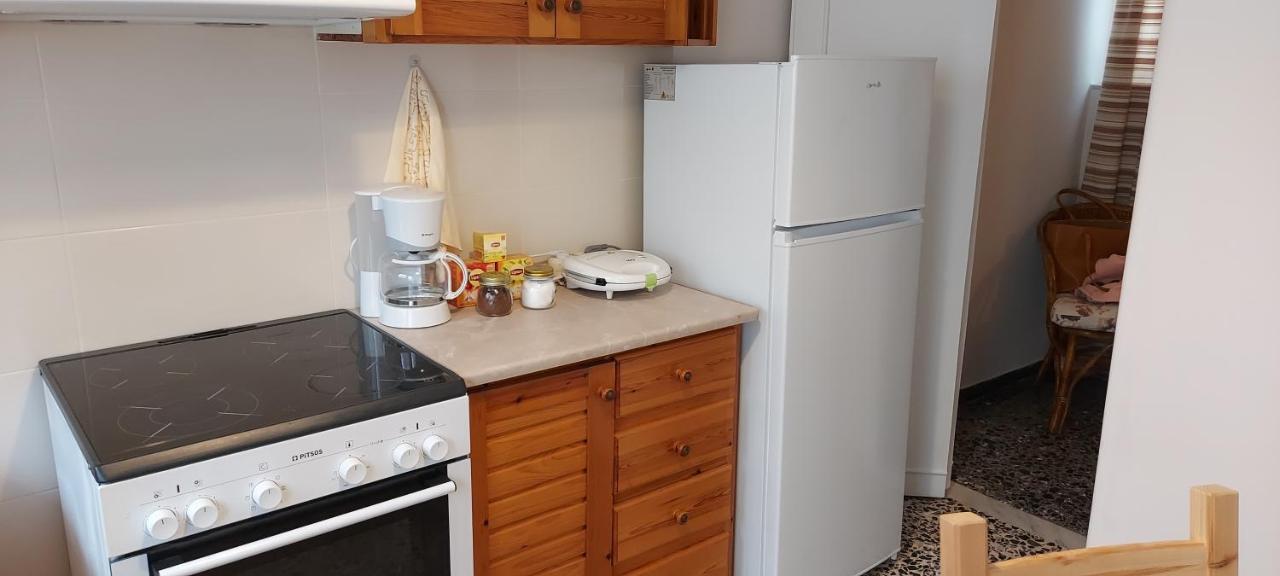 Airport Friendly House 4 Apartment Артемида Екстериор снимка