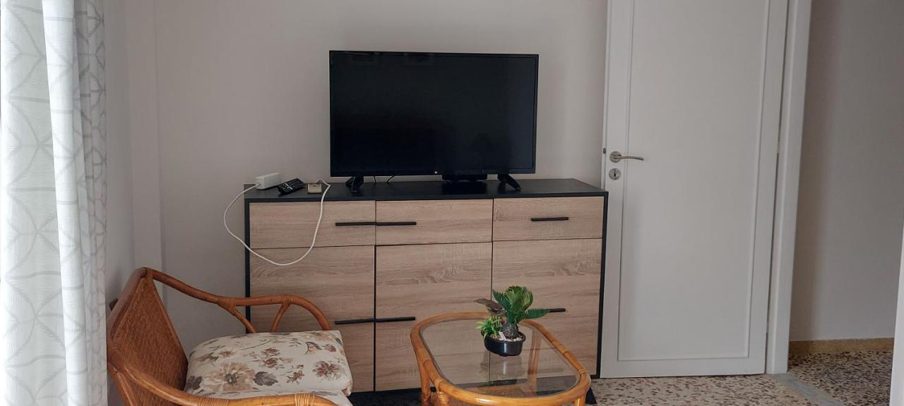 Airport Friendly House 4 Apartment Артемида Екстериор снимка