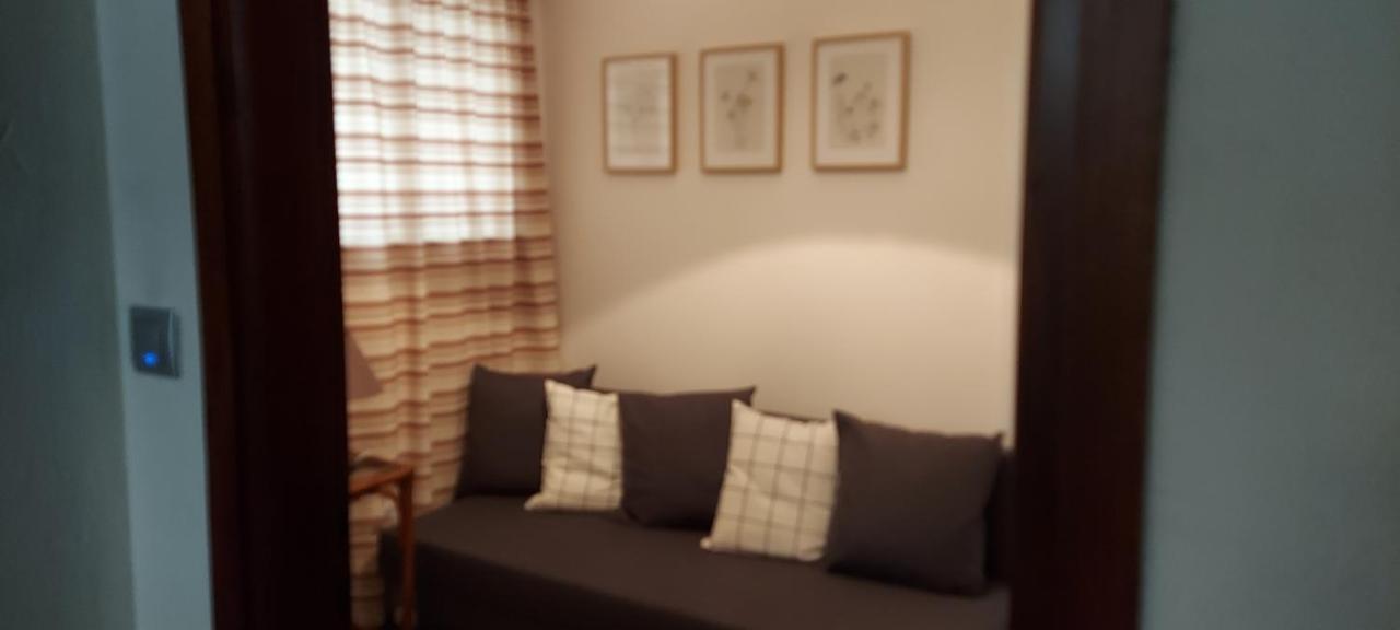 Airport Friendly House 4 Apartment Артемида Екстериор снимка